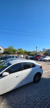Parking prostor sa parkiranim automobilima ispred objekta. - image 15