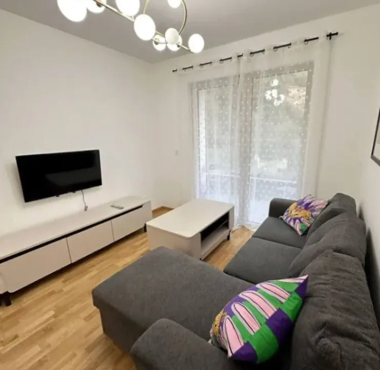 Izdavanje, dvosoban stan, 65m², Bečići, Budva