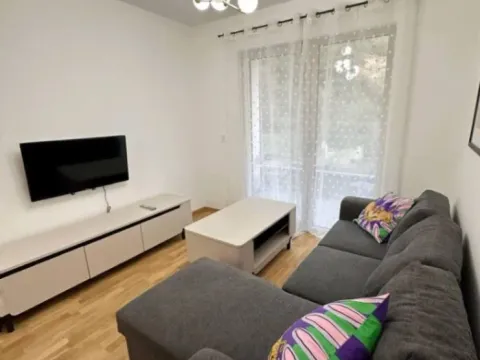 Izdavanje, dvosoban stan, 65m², Bečići, Budva