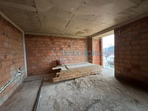 Nepotpuna prostorija u grubim radovima sa opekom i građevinskim materijalom. - image 9