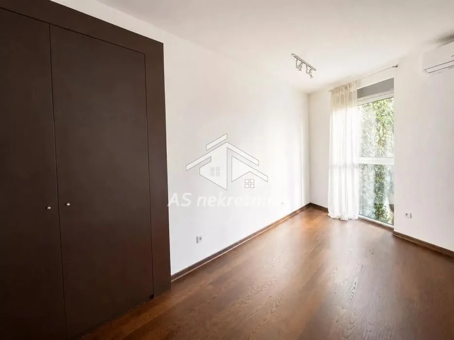 Izdavanje, četvorosoban stan, 160m², Vračar Hram, Vračar Sve Podlokacije