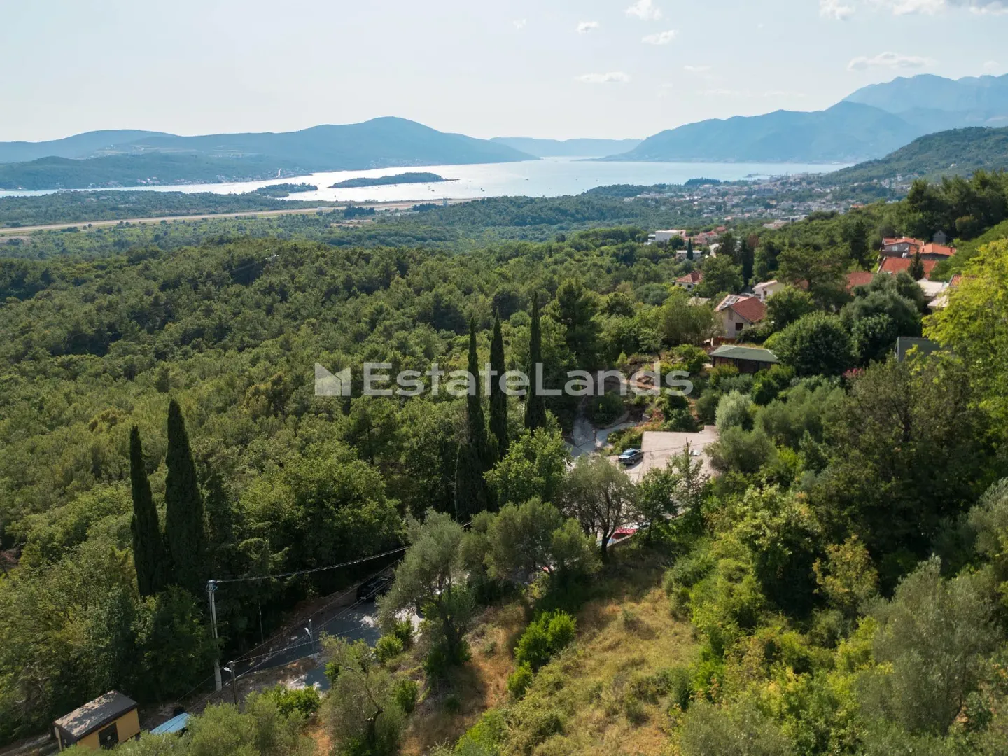 Pogled na zaliv i okolno zelenilo iz ptičje perspektive.