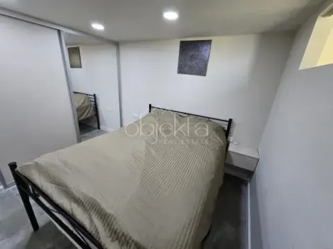 Manja spavaća soba sa bračnim krevetom i ugradnim ormarom. - image 5