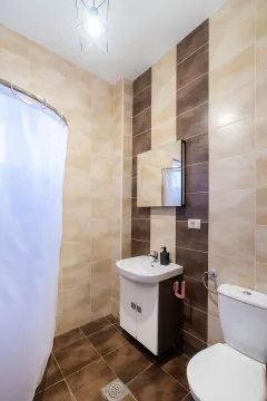 Manje kupatilo sa tuš kabinom, umivaonikom i wc šoljom. - image 15