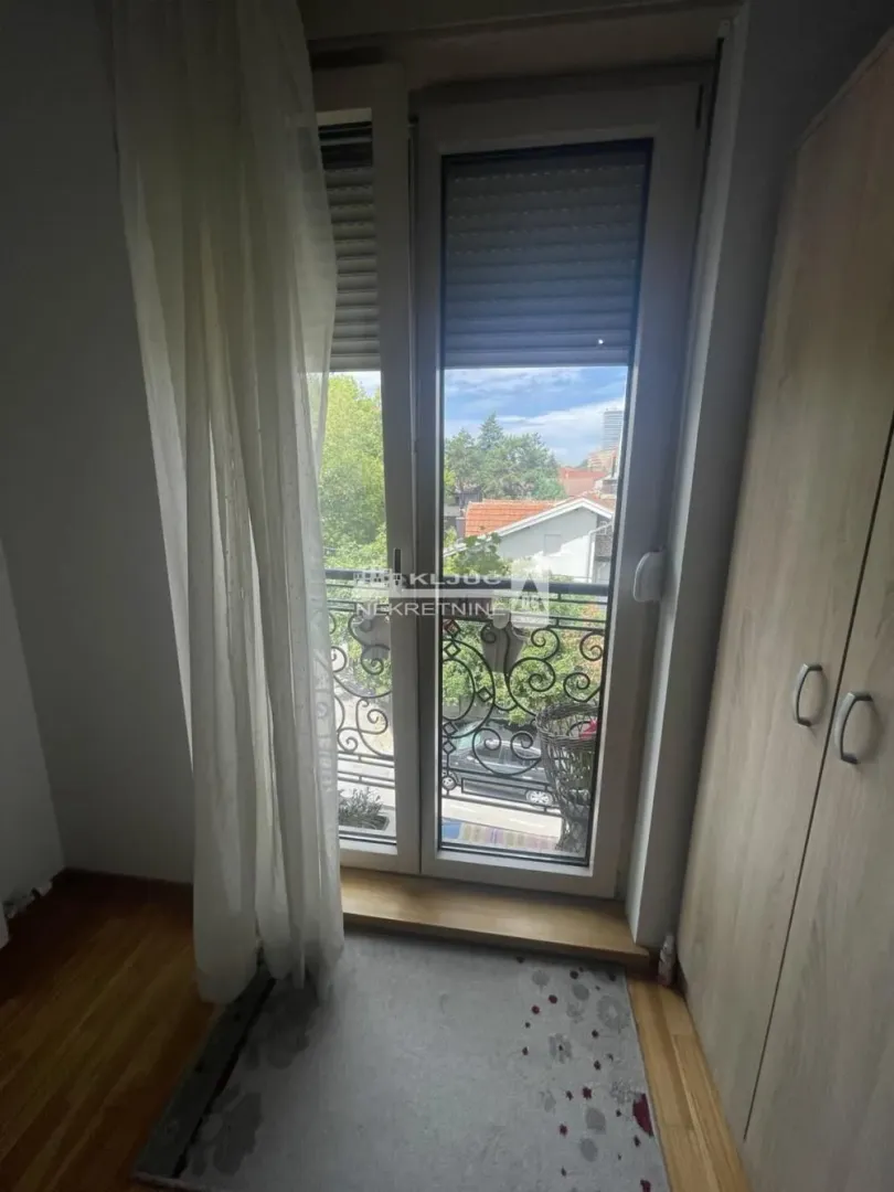 Balcony doors with access to the terrace and a view of the surroundings.
