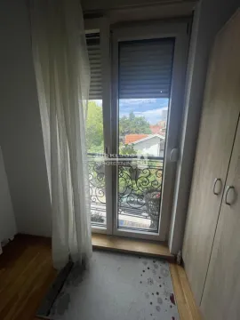Balcony doors with access to the terrace and a view of the surroundings. - image 9