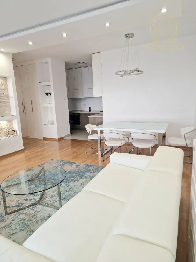 Izdavanje, trosoban stan, 105m², Centar, Novi Sad