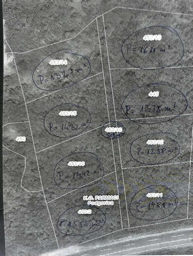 Katastarski plan zemljišta sa označenim parcelama i površinama.
