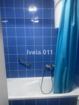 Kupatilo sa kadom i plavim zidnim pločicama. - image 10