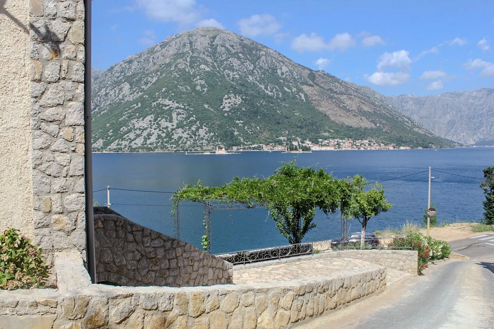 Pogled na more i planinu sa dvorišta nekretnine.