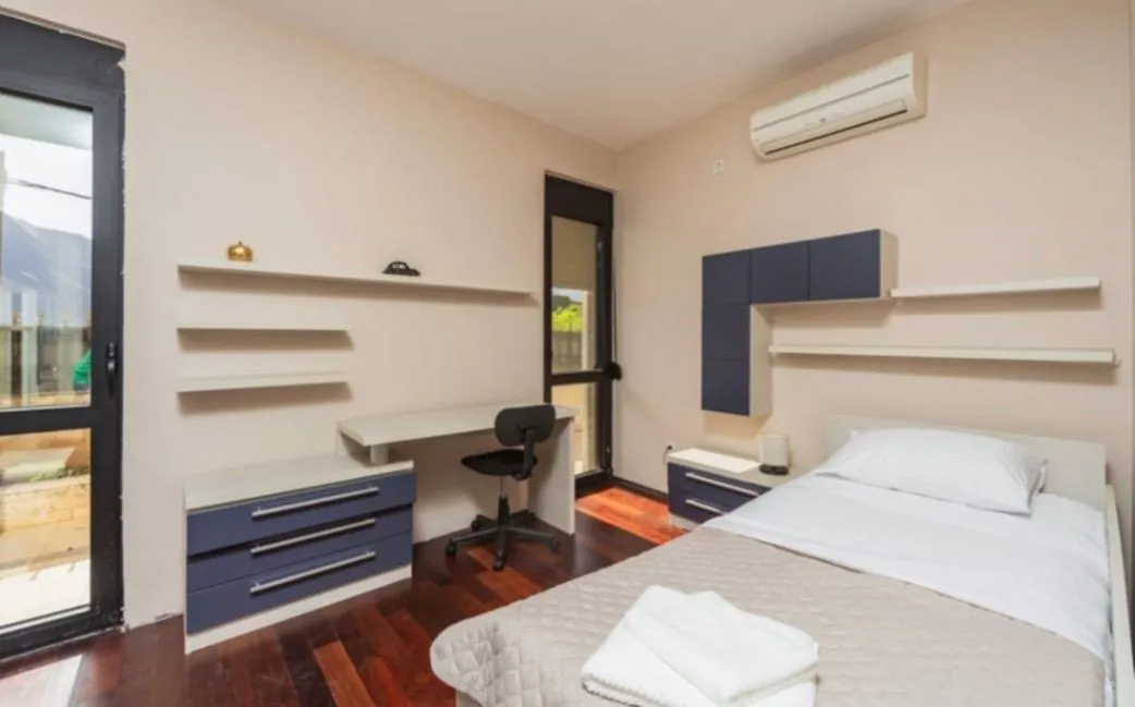 Rent, three bedroom apartment, 130m², Dobrota, Kotor