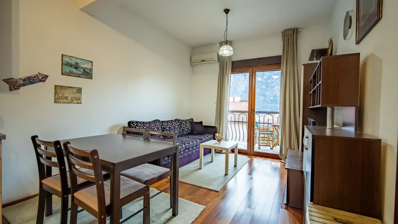 Rent, one bedroom apartment, 40m², Dobrota, Kotor
