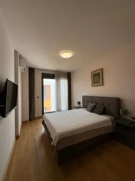 Namještena spavaća soba sa bračnim krevetom, TV-om i izlazom na terasu. - image 5