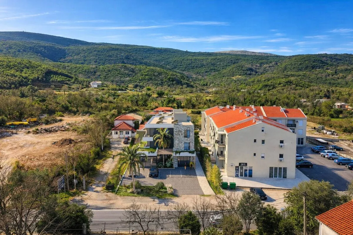 Izdavanje, poslovni prostor, 553m², Radovići, Tivat