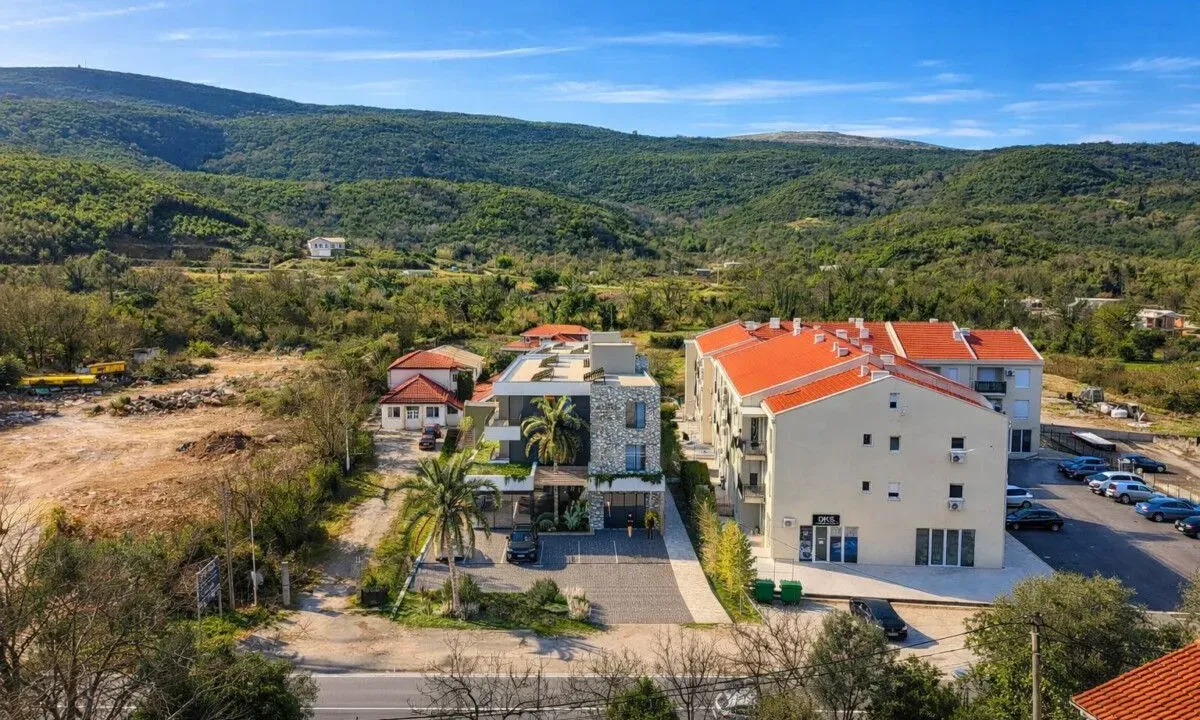 Izdavanje, poslovni prostor, 553m², Radovići, Tivat