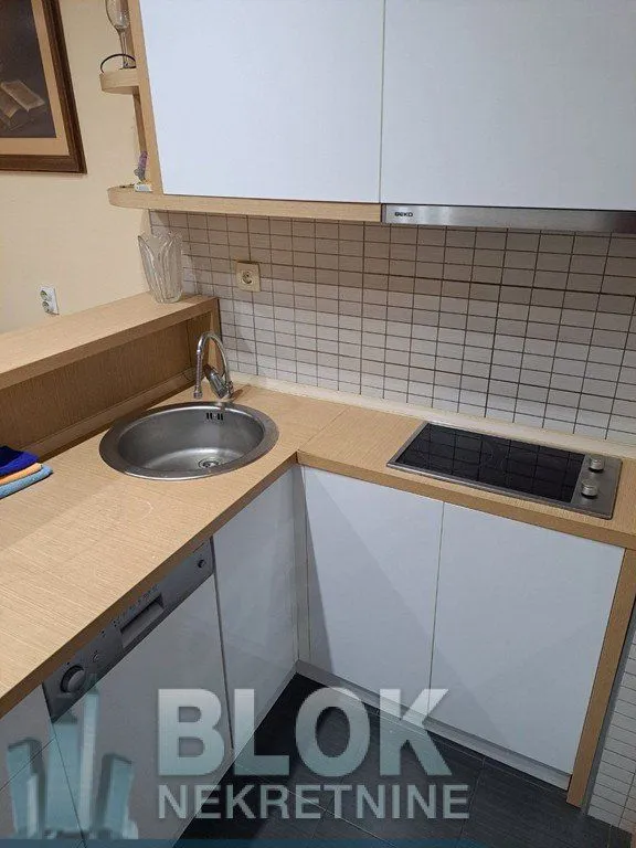 Izdavanje, dvosoban stan, 63m², Blok 6, Podgorica