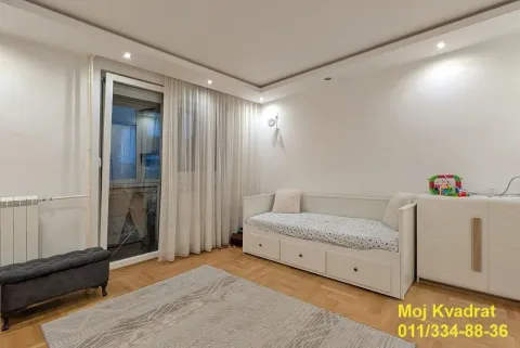 Dečja soba sa krevetom, belom komodom i izlazom na terasu. - image 11
