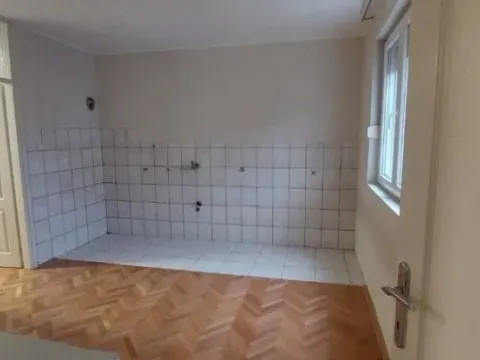 Izdavanje, poslovni prostor, 89m², Centar, Podgorica - image 11