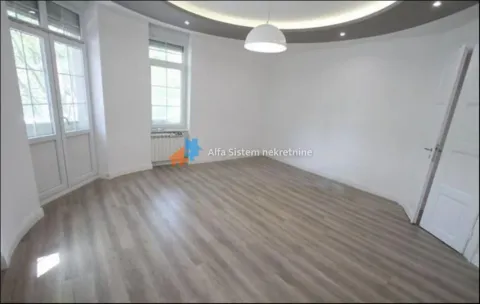 Prazna soba sa svetlim laminatom, belim zidovima i spuštenim plafonom sa rasvetom. - image 19