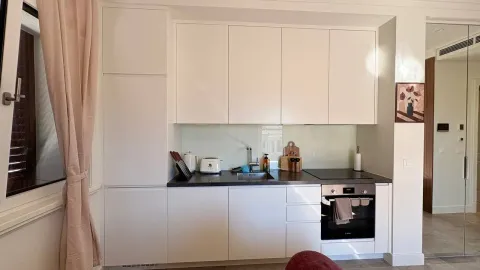 Moderna bijela kuhinja sa sudoperom, ugradnom rernom i gornjim i donjim elementima. - image 3