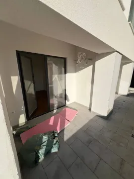 Natkrivena terasa sa popločanim podom i izlazom u prostoriju. - image 5