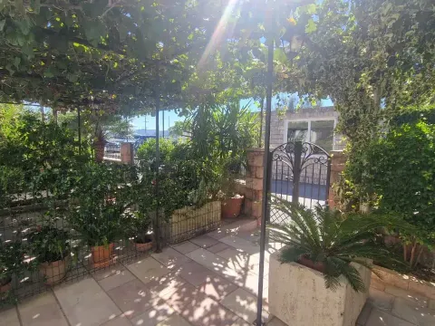 Izdavanje, stan, 44m², Tivat, Crna Gora