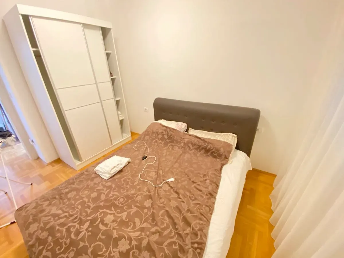 Spavaća soba sa bračnim krevetom i garderoberom.