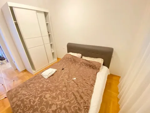 Spavaća soba sa bračnim krevetom i garderoberom. - image 4