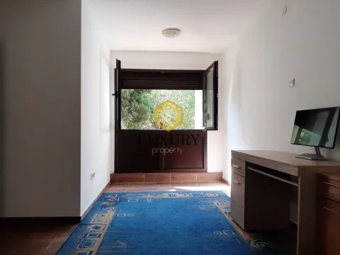 Rent, office space, 80m², Blok 5, Podgorica - image 2
