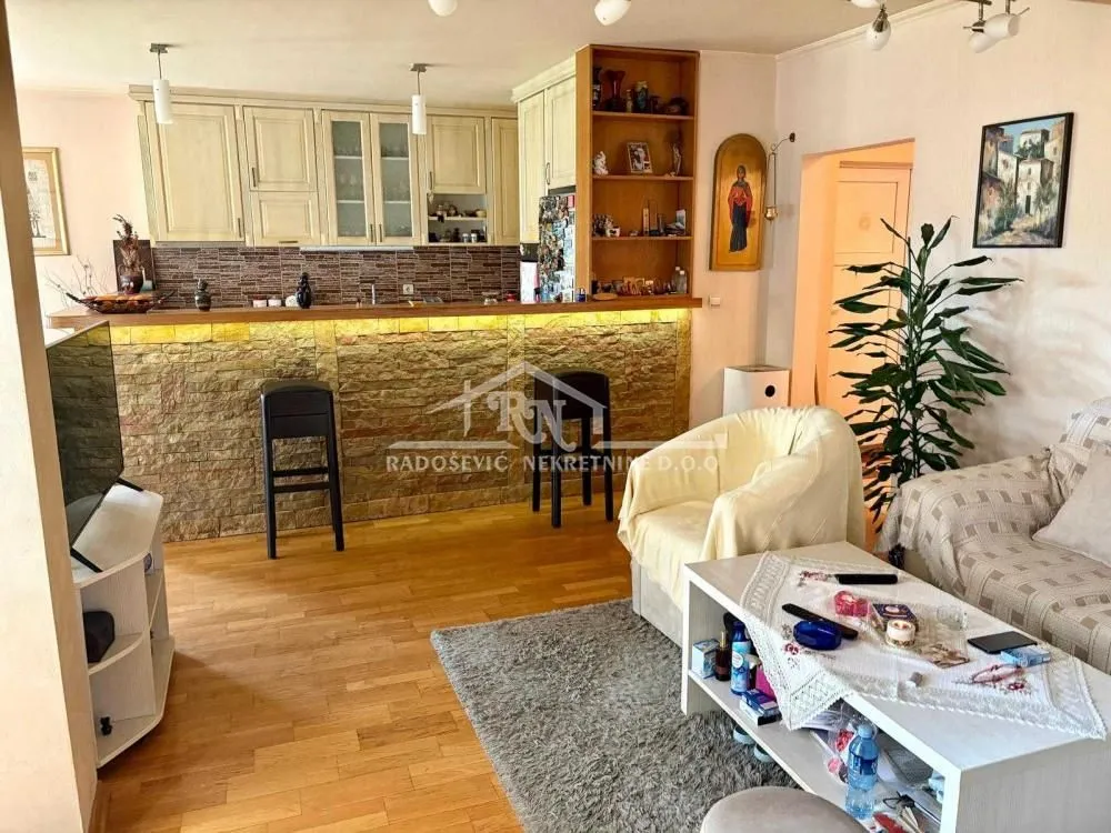 Prodaja, četvorosoban stan, 89m², Petlovo Brdo, Beograd