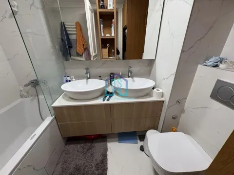 Kupatilo sa dvostrukim umivaonikom, ormarićem, kadom i toaletom. - image 13