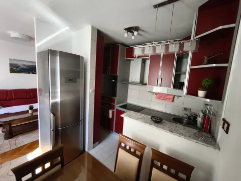 Kuhinja opremljena drvenim elementima i ugradnim uređajima. - image 4
