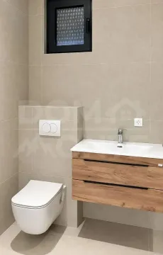 Moderno opremljeno kupatilo sa sanitarijama i umivaonikom. - image 4