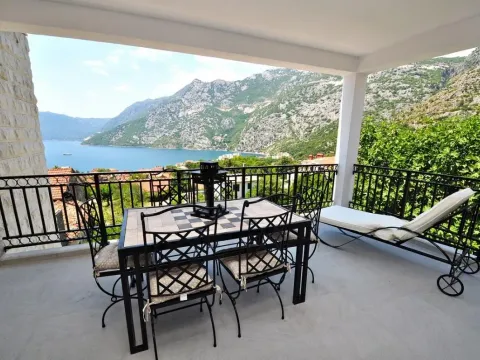 Prodaja, dvosoban stan, 92m², Risan, Kotor - image 1