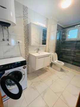 Moderno opremljeno kupatilo sa tuš kabinom i veš mašinom. - image 13