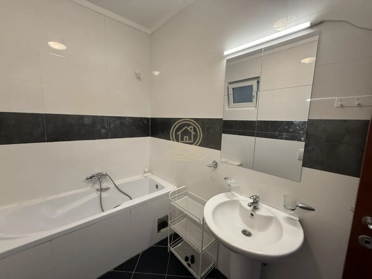 Izdavanje, trosoban stan, 80m², Centar, Novi Sad