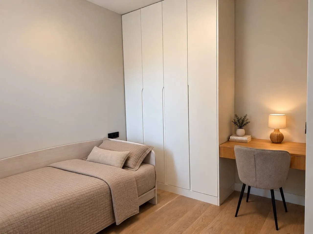 Uređena spavaća soba sa krevetom, ugradnim ormarom i radnim stolom.