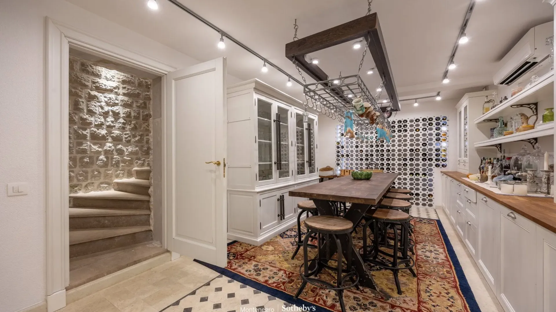 Rent, house, 587m², Dobrota, Kotor