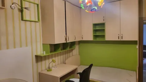 Dječija soba sa krevetom, radnim stolom i ugradnim elementima u zelenim tonovima. - image 5