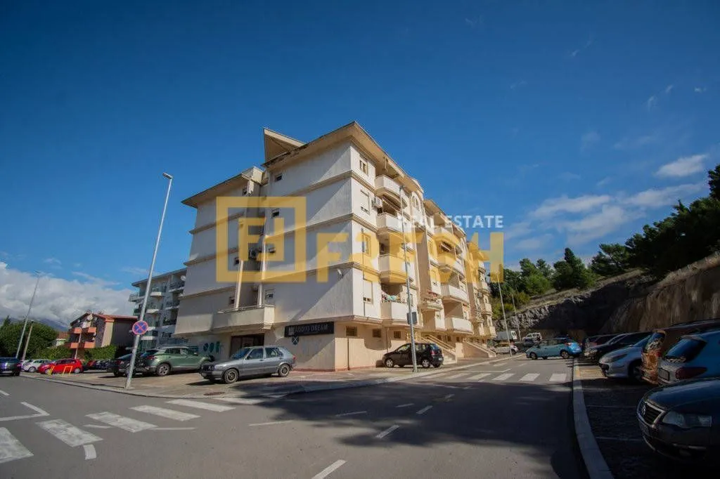 Izdavanje, dvosoban stan, 74m², Centar, Podgorica