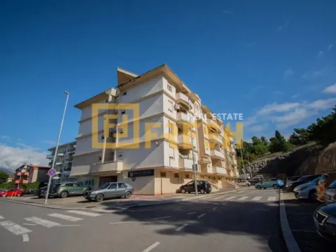 Izdavanje, dvosoban stan, 74m², Centar, Podgorica