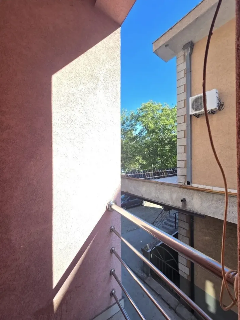 Pogled sa balkona na okolne zgrade i dvorište.