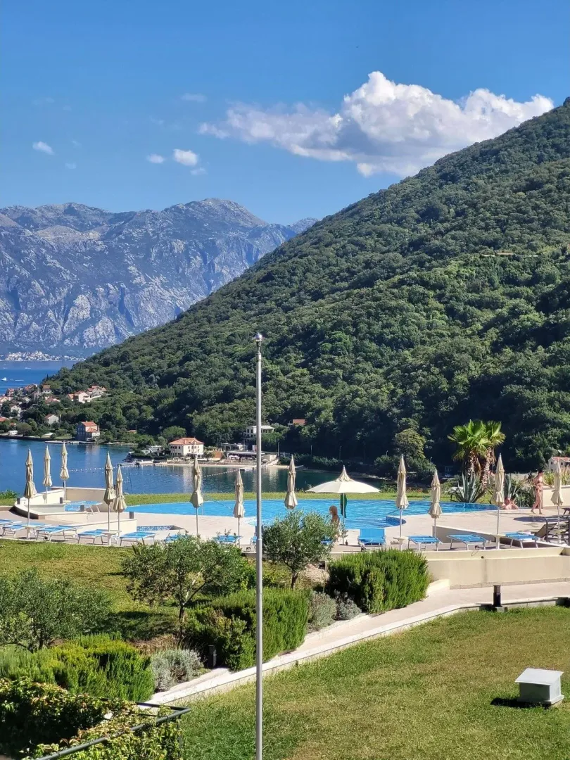 Pogled na bazen, more i planine sa terase.