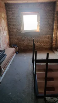 Pogled na stepenište u objektu u izgradnji sa ciglenim zidovima i prozorom. - image 14
