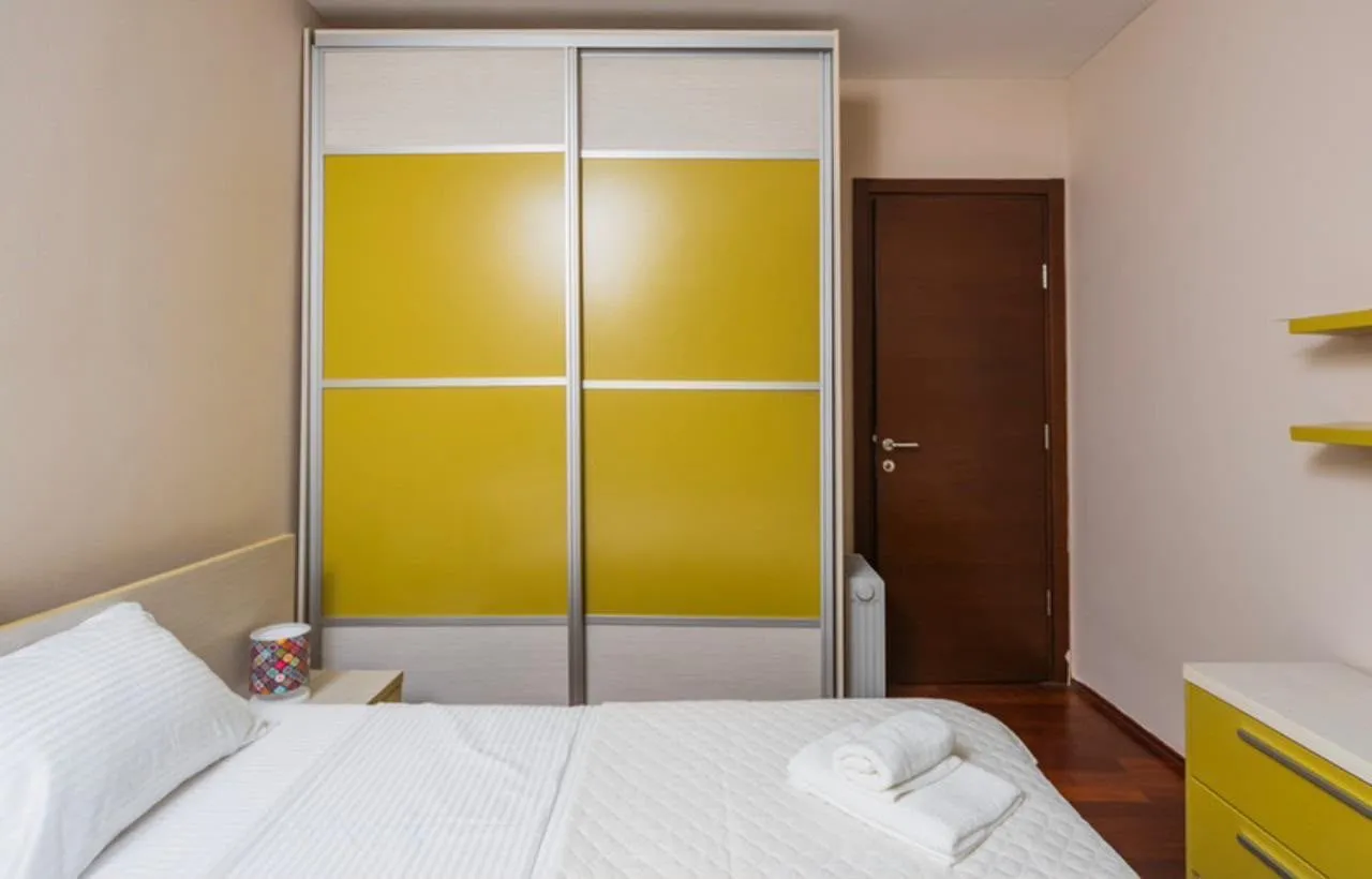 Izdavanje, trosoban stan, 170m², Dobrota, Kotor
