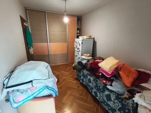 Manja spavaća soba sa ugradnim plakarom, krevetom i parketom na podu. - image 7