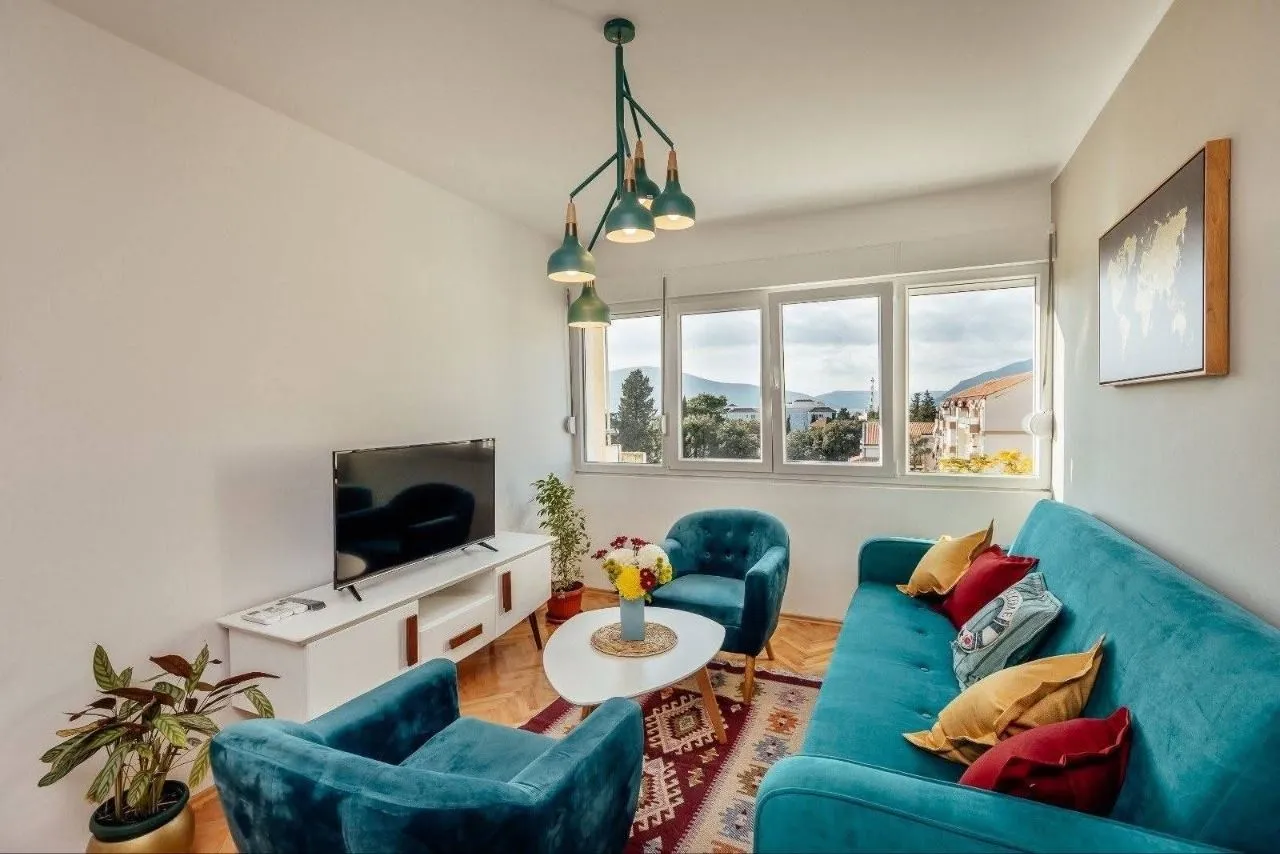 Izdavanje, dvosoban stan, 70m², Centar, Tivat