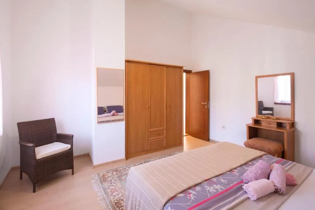 Izdavanje, dvosoban stan, 85m², Budva, Crna Gora