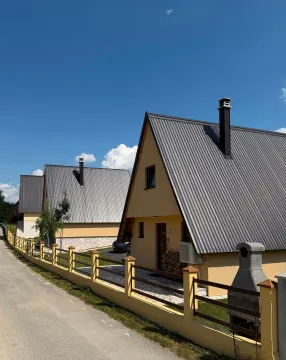 Spoljašnji izgled kuće sa dvorištem i ogradom pored puta. - image 2