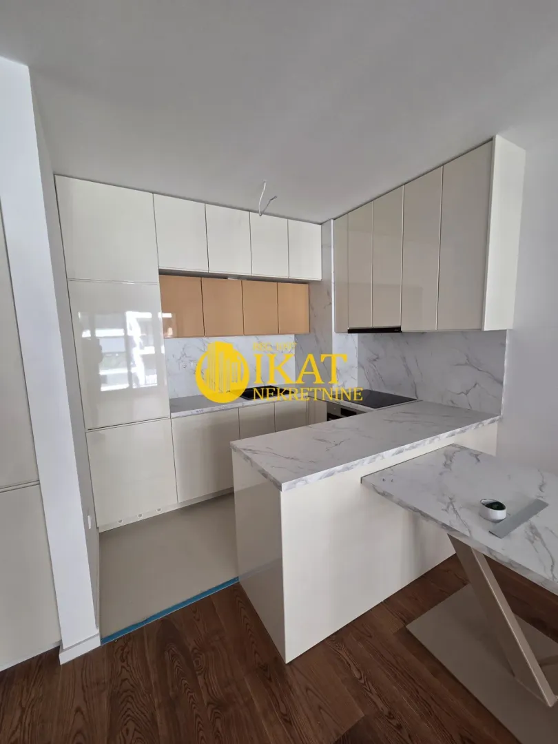 Modern kitchen with built-in units and a breakfast bar.